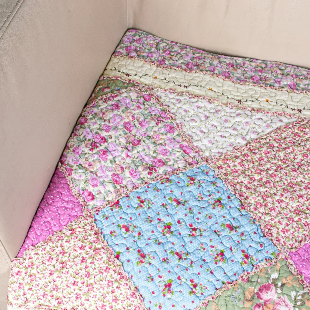 Cuvertura Canapea, Naimeed D4905S, 70x150cm, poliester, pufoasa, matlasata,cu model floral Roz - 221.ro