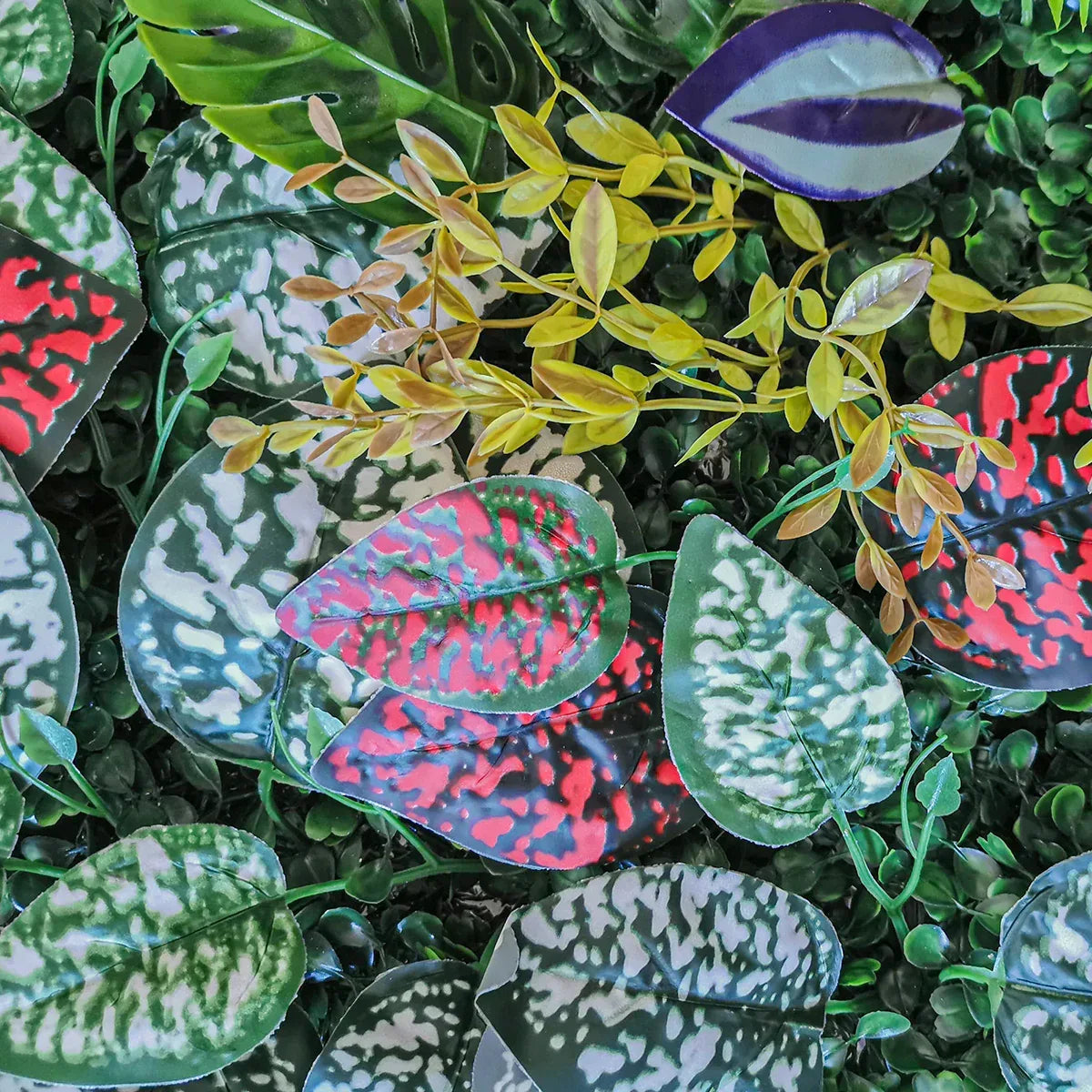 Panou verde din plante artificiale, cu frunze rosii, Naimeed D4981 - 221.ro