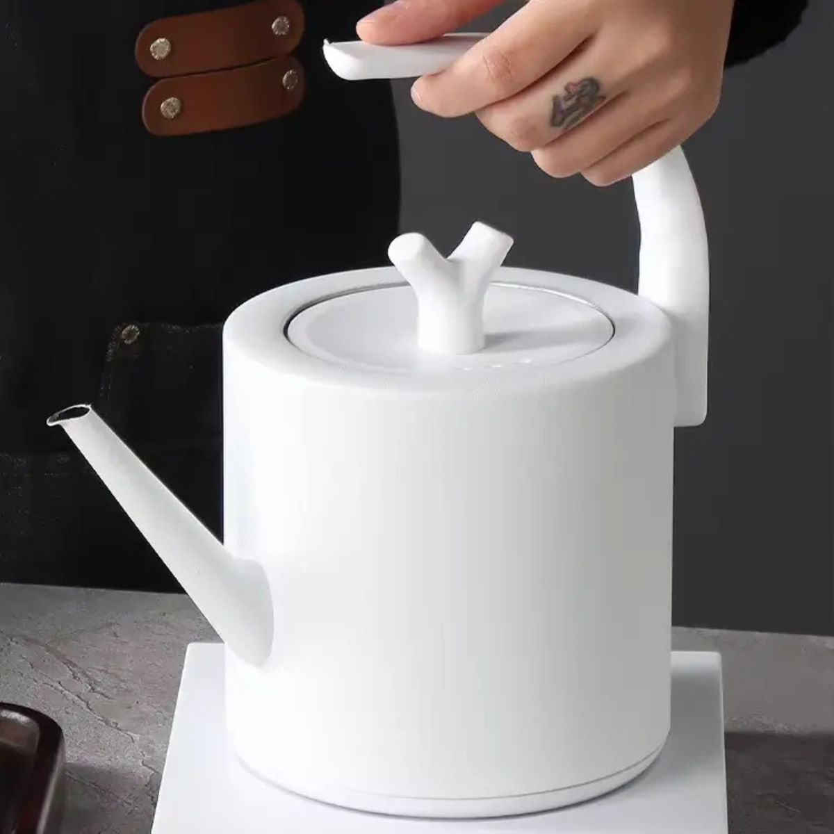 Ceainic cu infuzor si capac, design elegant, otel inoxidabil/plastic, 1500ml, 22x21x13cm, Naimeed D6977, Alb