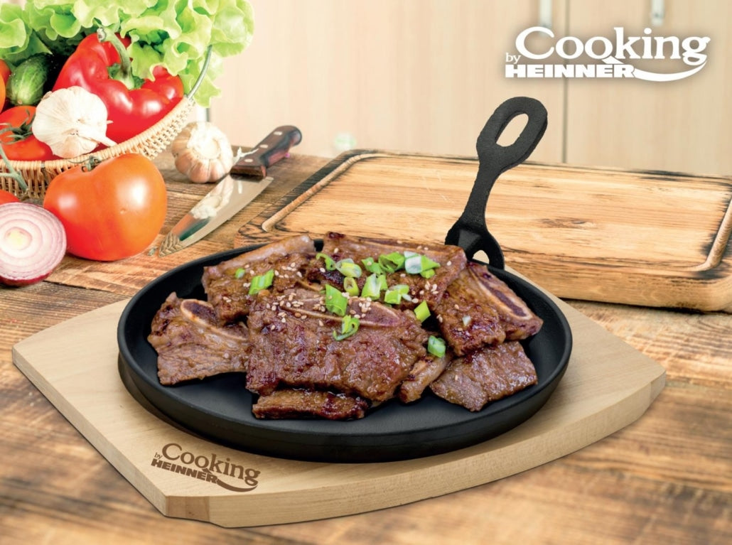 Platou rotund pentru servire, 22 cm, realizat din fontă pură, prevăzut cu mâner detașabil și suport din lemn HEINNER / DCN65353