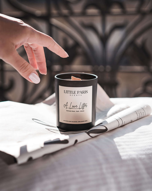 Lumânare parfumată A Love Letter - Trandafir de Damask • Lemn de Agar