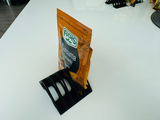 Suport organizator pentru plicuri de condimente