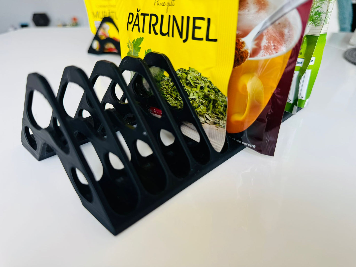 Suport organizator pentru plicuri de condimente