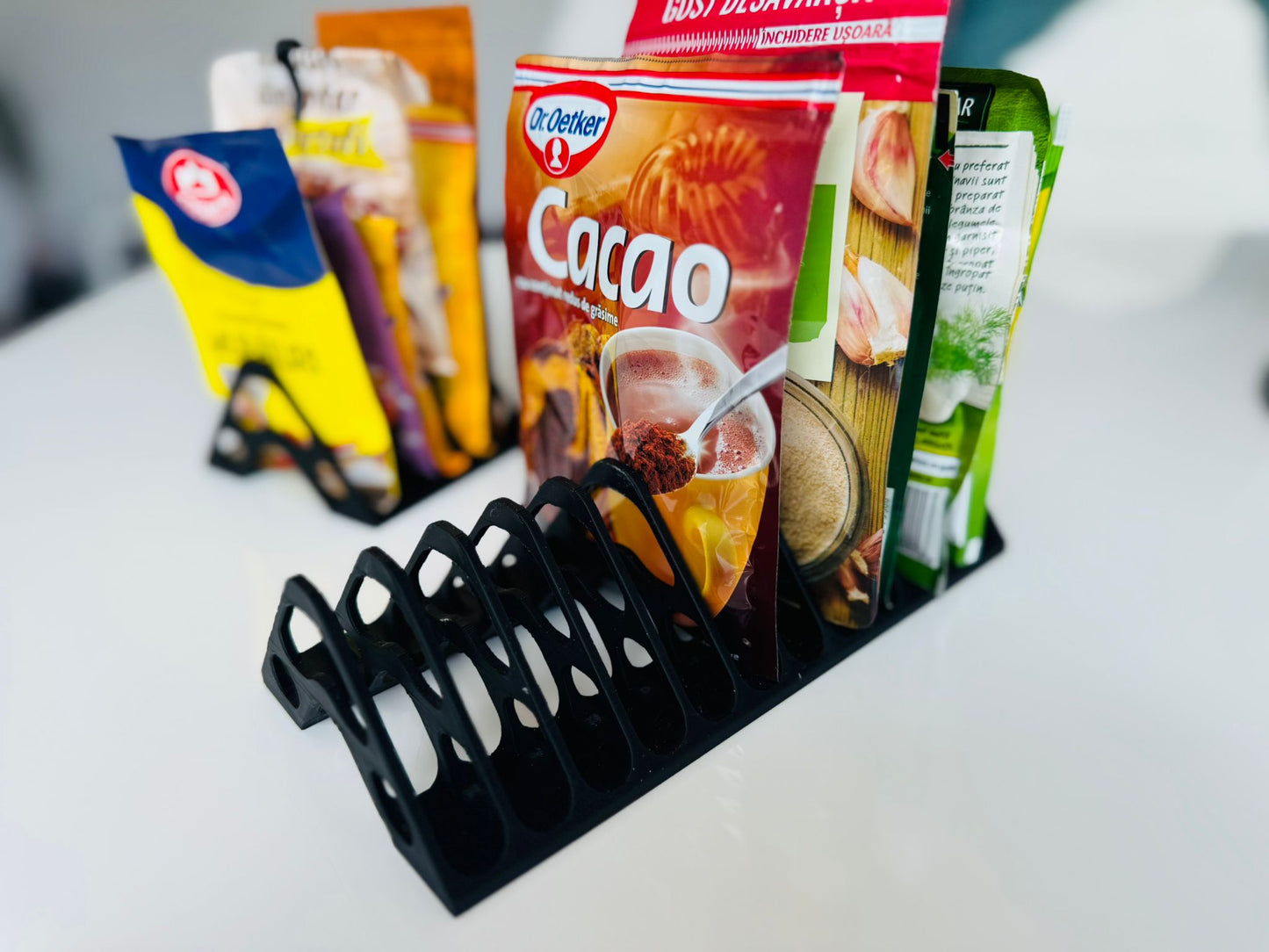 Suport organizator pentru plicuri de condimente