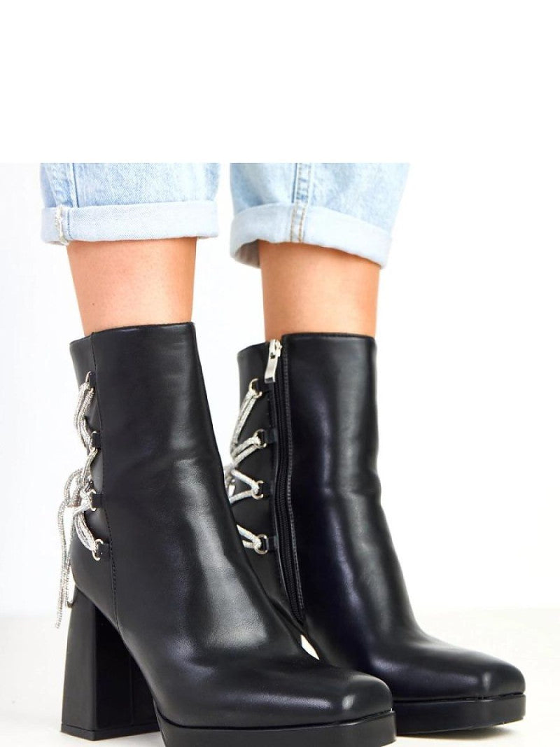 Botine cu toc Solea, Model 217912, Negru - material imitație de piele Footbed pânză Înălţimea carâmbului 15.5 cm Înălţimea tocului 10 cm Înălţimea platformei 2 cm