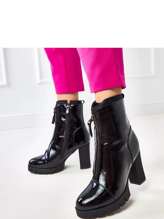 Botine cu toc Solea, Model 217947, Negru - material imitație de piele de brevet Footbed pânză Înălţimea carâmbului 15.5 cm Înălţimea tocului 10 cm Înălţimea platformei 2 cm