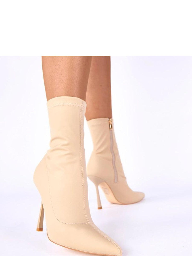 Botine cu toc Solea, Model 222900, Bej - material Satin Footbed pânză Înălţimea carâmbului 16.5 cm Înălţimea tocului 10.5 cm