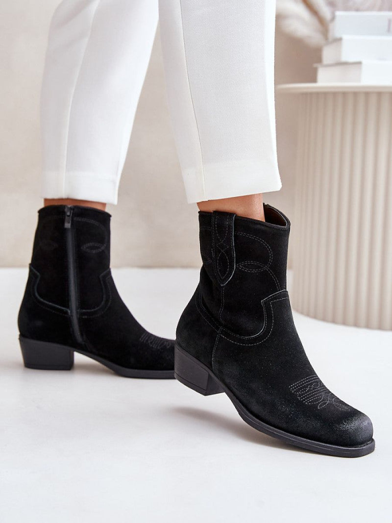 Botine cu toc Step in style, Model 201694, Negru - material piele naturală de căprioară Căptușeală pătură de pantofi Footbed pătură de pantofi Înălţimea carâmbului 16.5 cm Înălţimea tocului 4.5 cm