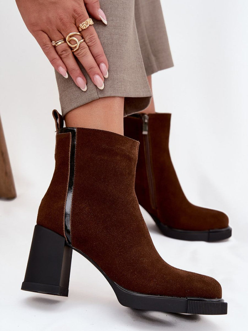 Botine cu toc Step in style, Model 217493, Maro - material piele naturală de căprioară Căptușeală pătură de pantofi Footbed pătură de pantofi Înălţimea carâmbului 12 cm Înălţimea tocului 8.5 cm