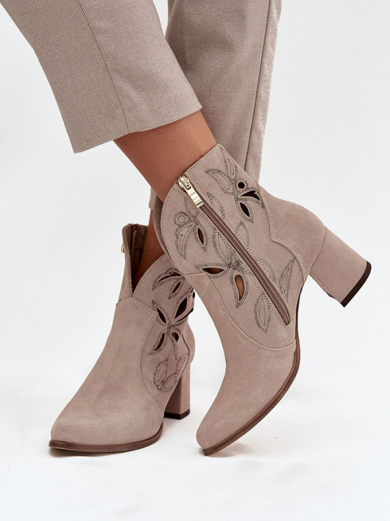 Botine cu toc Step in style, Model 219133, Bej - material piele naturală de căprioară Footbed piele naturala Înălţimea carâmbului 14 cm Înălţimea tocului 6.5 cm