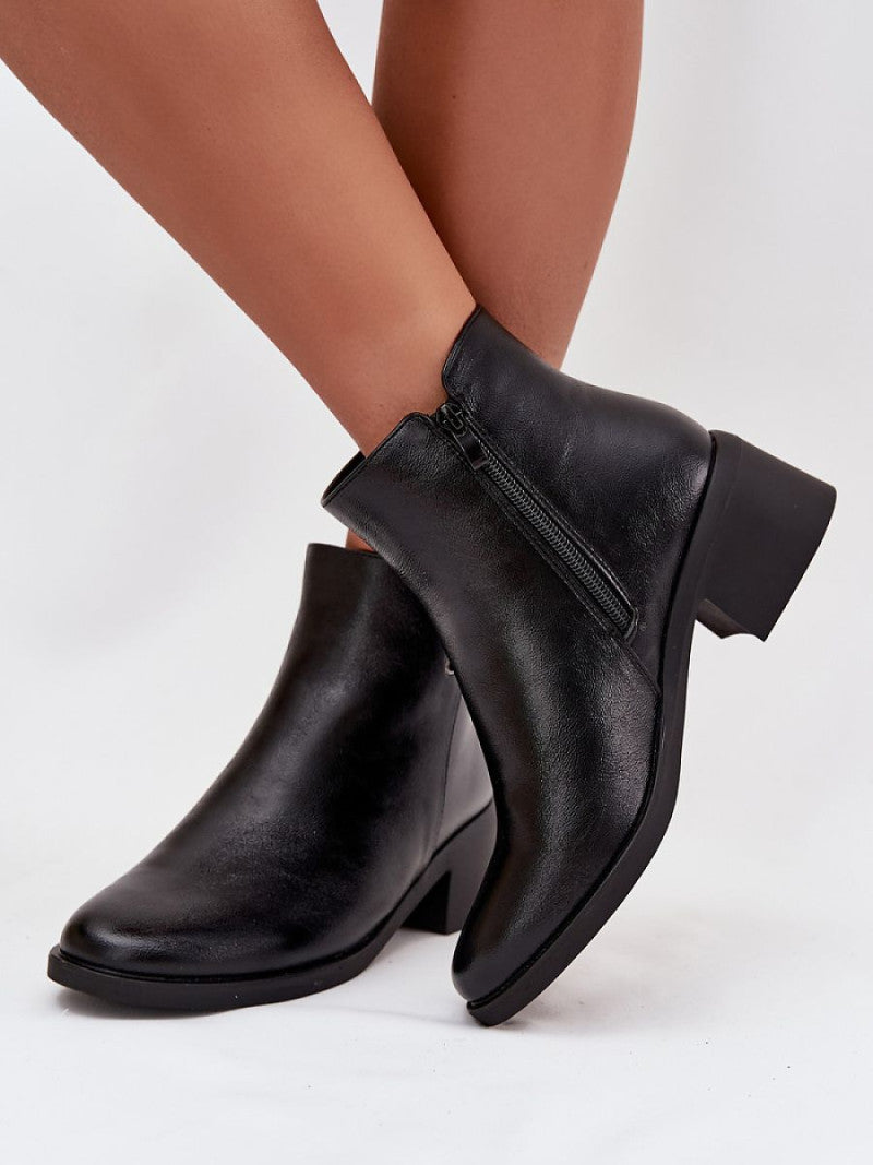 Botine cu toc Step in style, Model 222522, Negru - material imitație de piele Căptușeală blană Footbed blană Înălţimea carâmbului 12 cm Înălţimea tocului 6 cm