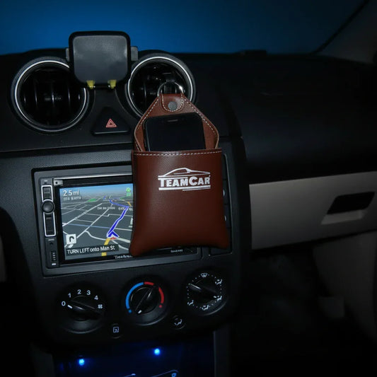 Organizator Auto Multifuncțional din Piele Maro TeamCar – Buzunar Depozitare Grilă Ventilație