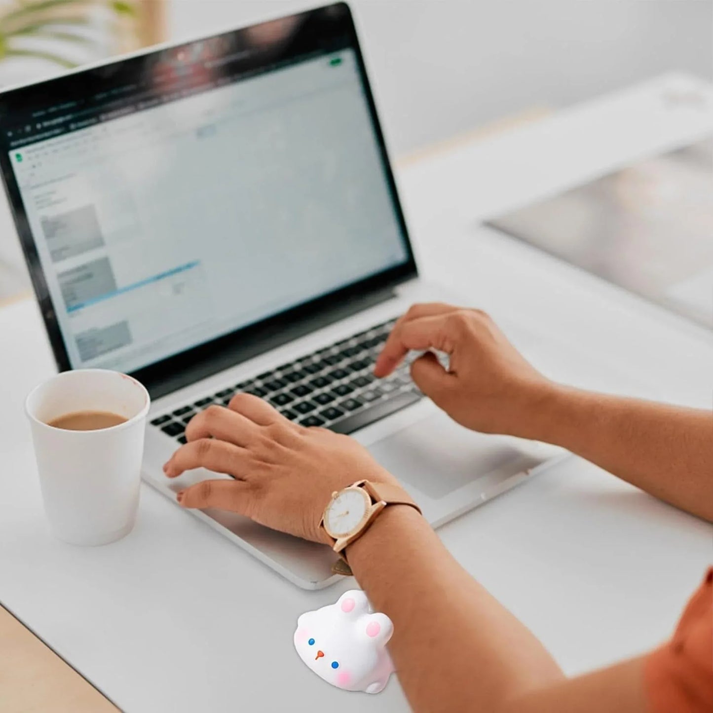 Mousepad tip suport de incheietura, moale, rezistent, comfortabil pentru tastatura, mouse, birou, 13x6 cm, Iepuras - 221.ro