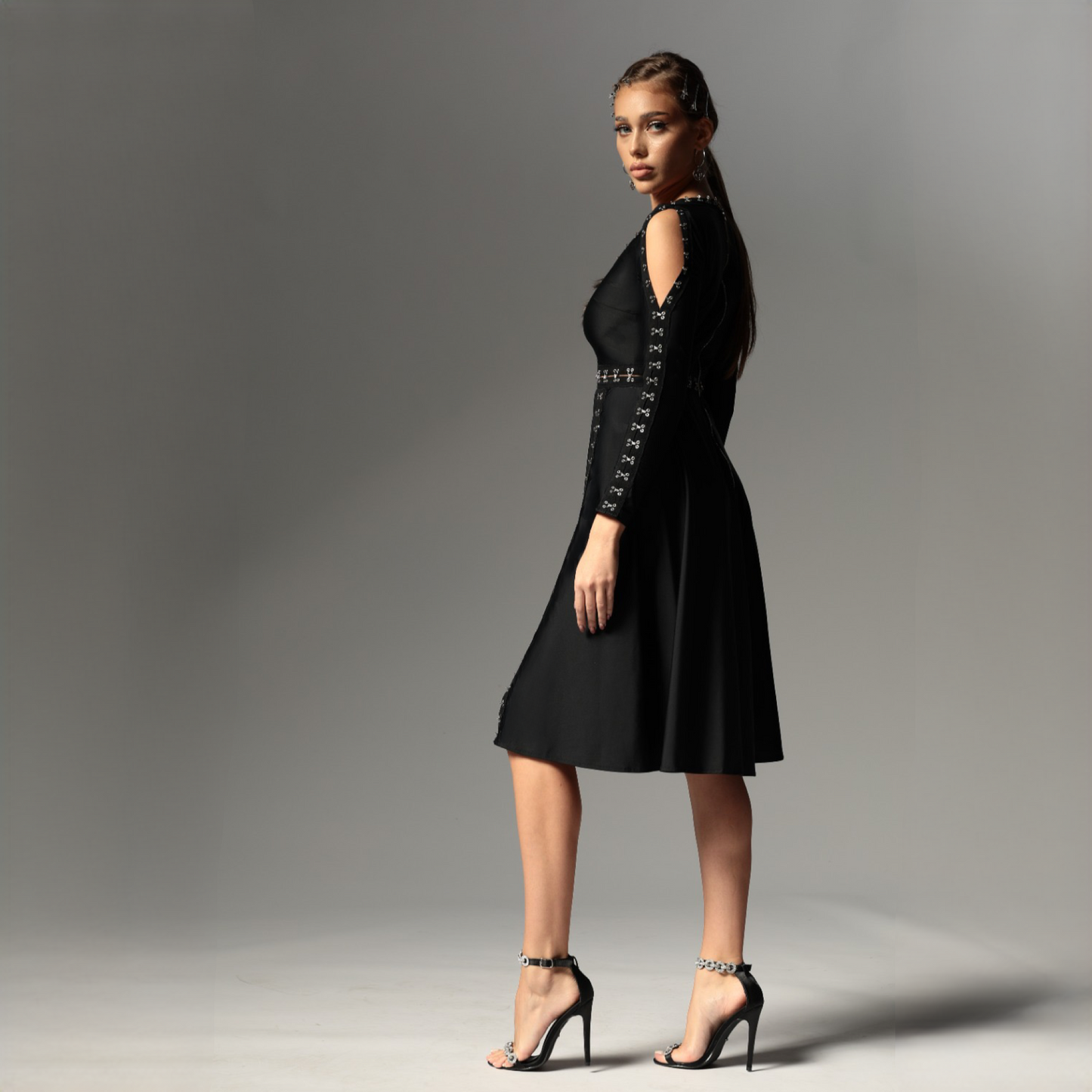 Rochie neagra midi cu umeri goi si agrafe metalice Yvette