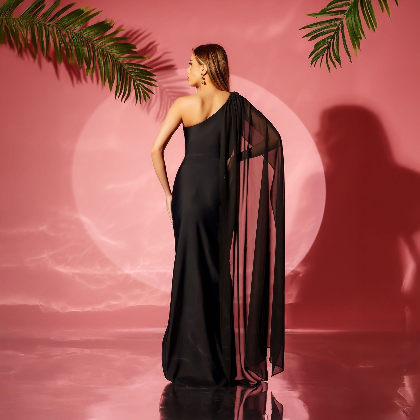 Rochie lunga din lycra pe un umar cu trena din voal Iconic