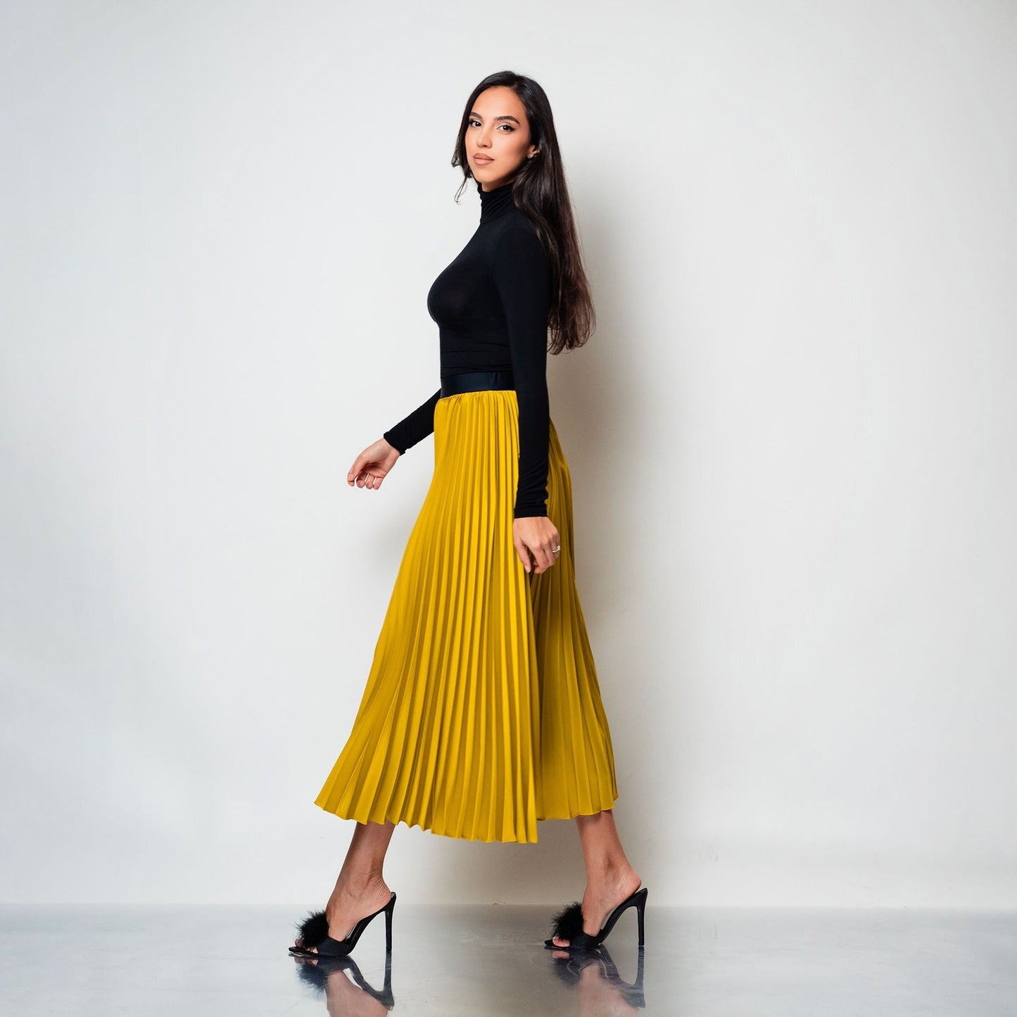 Fusta midi plisata din matase galbena
