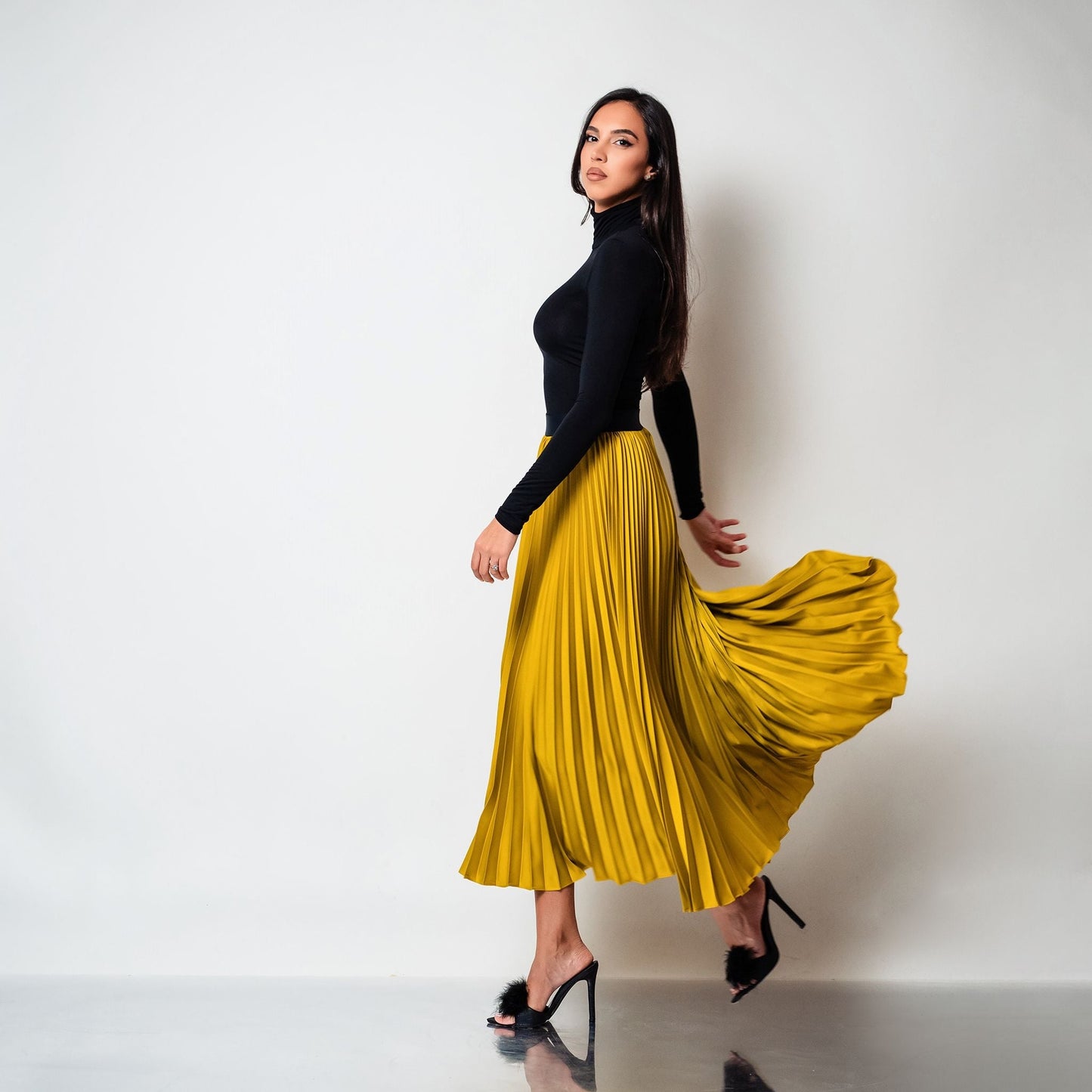 Fusta midi plisata din matase galbena