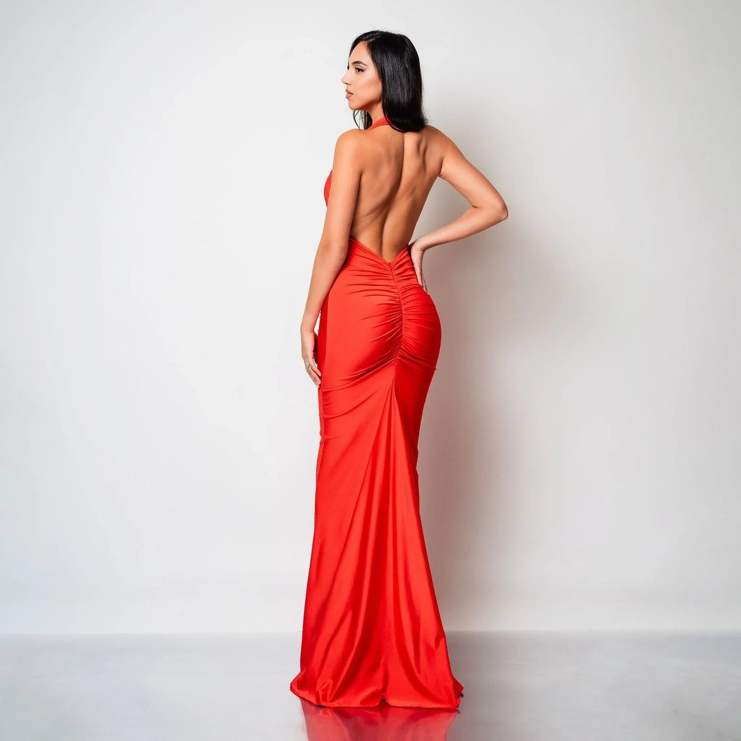 Rochie lunga din lycra rosie cu decolteu halter spatele gol si drapaje Seraphine