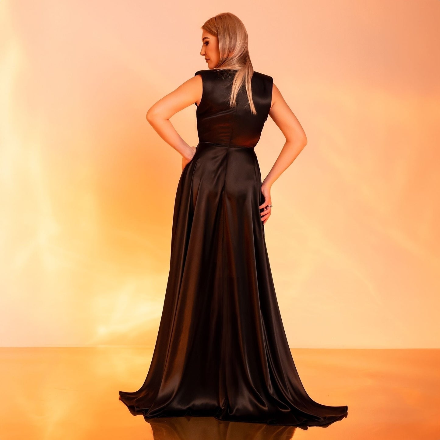 Rochie neagra lunga din satin cu nod in talie si despicatura London