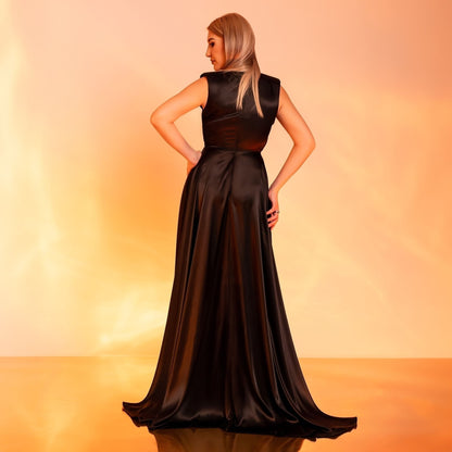 Rochie neagra lunga din satin cu nod in talie si despicatura London