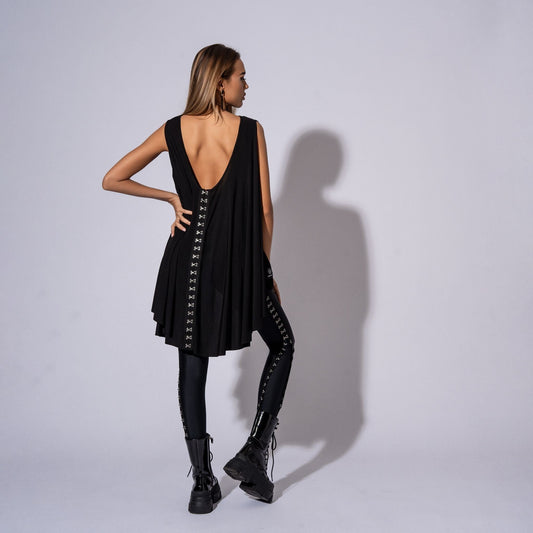 Tricou dama negru evazat cu spate gol si copci metalice la spate N⁰4