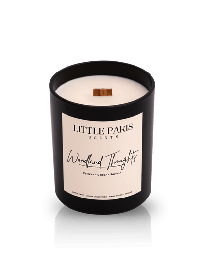 Lumânare parfumată Woodland Thoughts - Vetiver •  Lemn de Cedar • Șofran