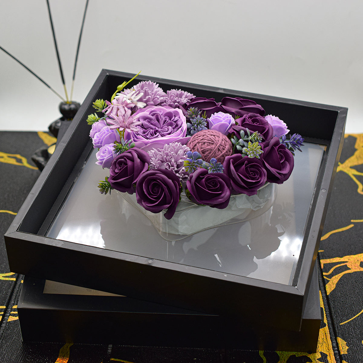 Aranjament floral elegant, flori de sapun, D4076, Mov