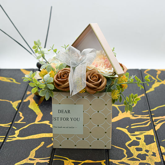 Aranjament floral elegant, flori de sapun, D4078, Crem