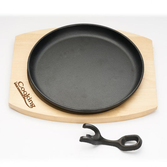 Platou rotund pentru servire, 22 cm, realizat din fontă pură, prevăzut cu mâner detașabil și suport din lemn HEINNER / DCN65353