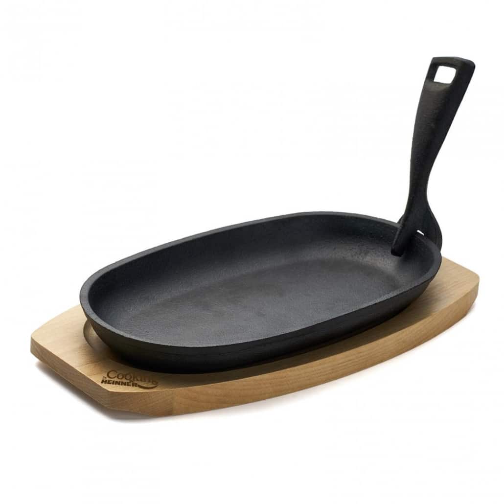 Platou oval din fontă 24x14 cm pentru servire, cu mâner detașabil și suport din lemn HEINNER / DCN65356