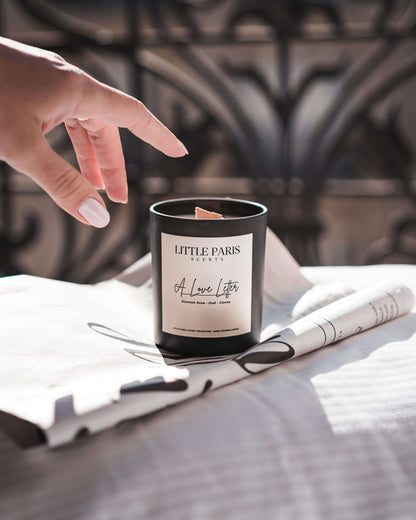 Lumânare parfumată A Love Letter - Trandafir de Damask • Lemn de Agar