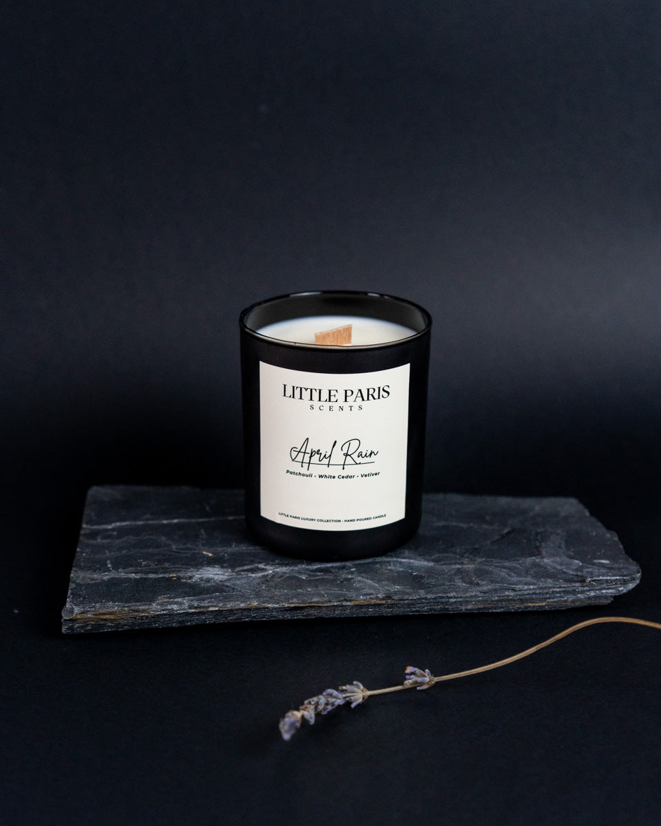 Lumânare parfumată April rain - Vetiver • Pachouli • Lemn de cedar