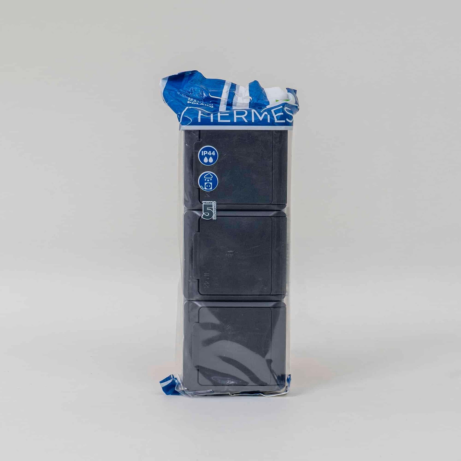 Priza tripla cu capac negru HERMES, 16A/250, IP44 / ELPL-0326-07 - 221.ro