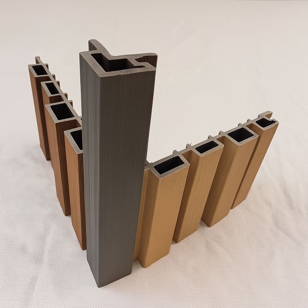 Coltar coextrudat pentru lambriu WPC exterior, Naimeed D7501, Dimensiuni 280x5.6x4.9cm, Teac