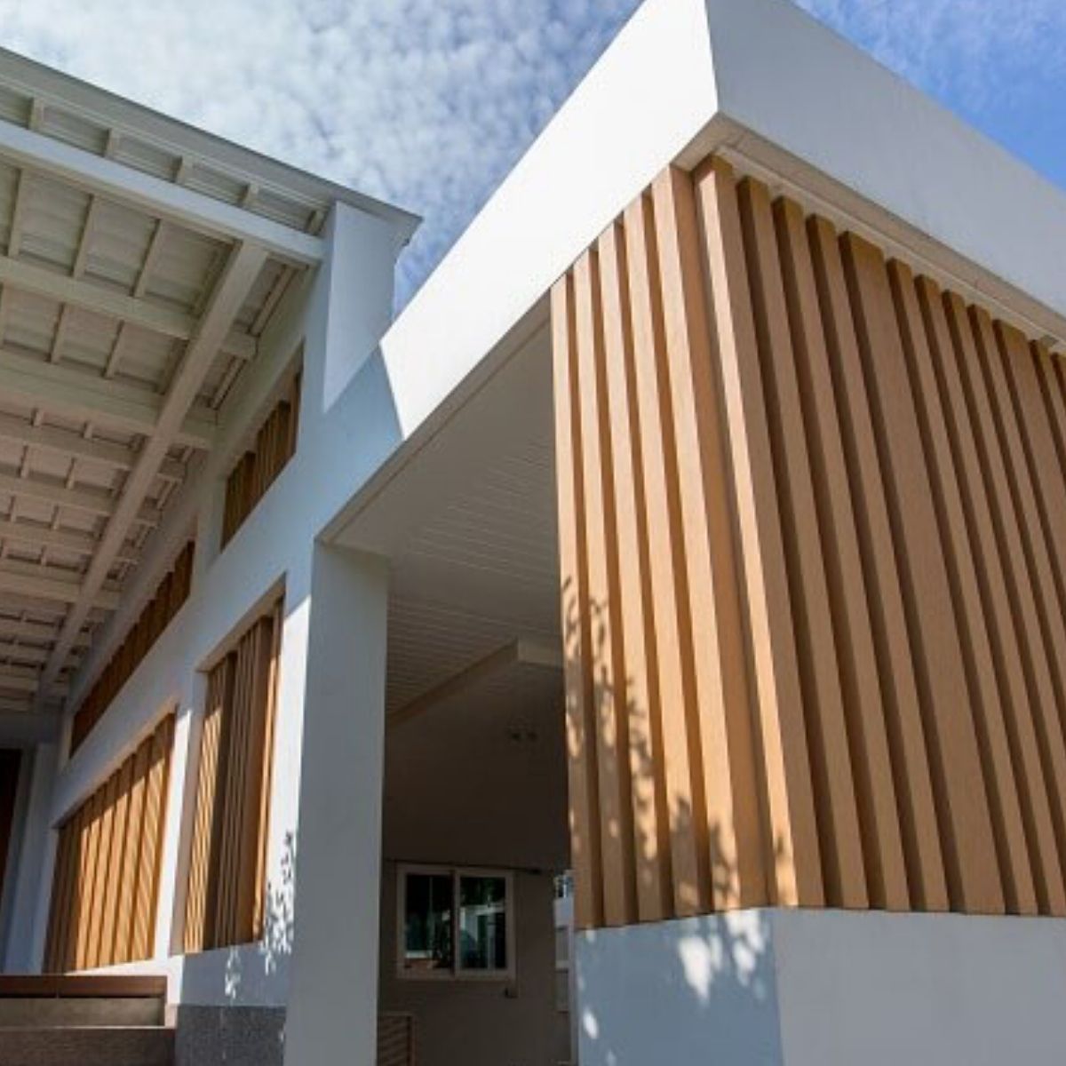 Profil dreptunghiular ranforsat din WPC co-extrudat, Naimeed D7502, 280×10×5 cm, maro închis