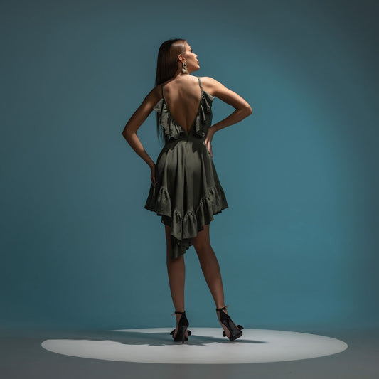 Rochie asimetrica cu spatele gol din in kaki cu volane Eros