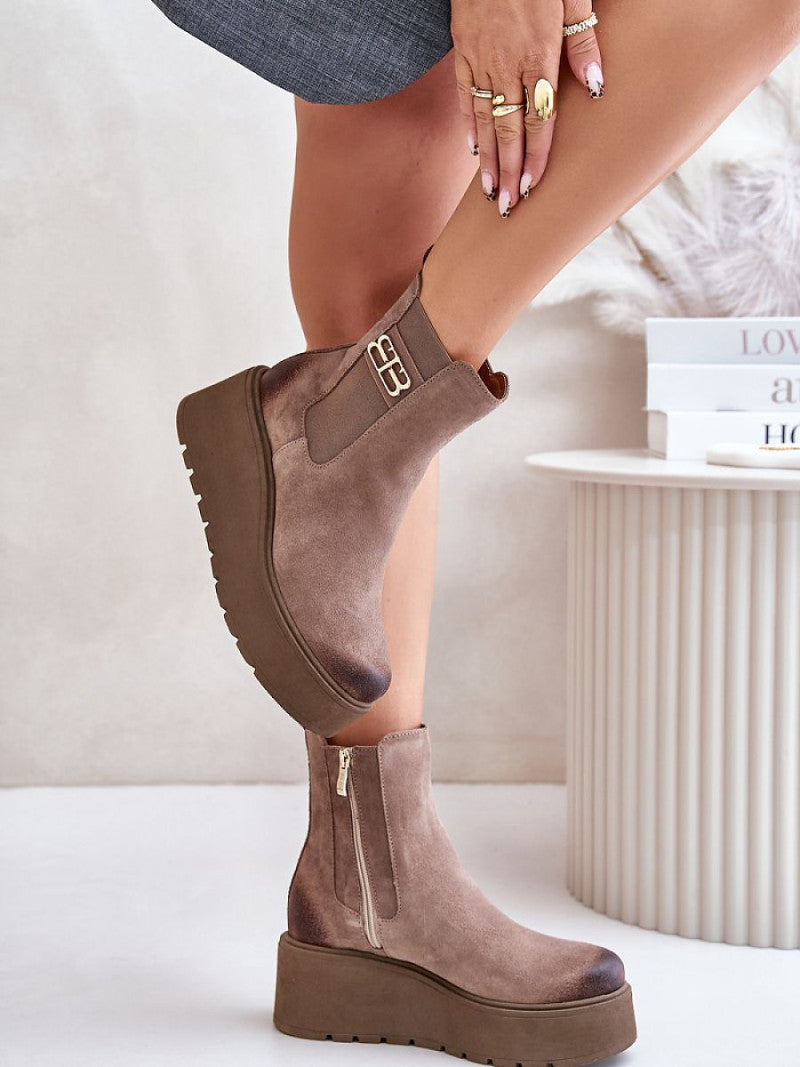 Botine cu talpă tip pană Step in style, Model 201181, Bej - material piele naturala  Căptușeală simțit  Footbed pânză  Înălţimea carâmbului 15 cm Înălţimea tocului 6.5 cm Înălţimea platformei 4 cm