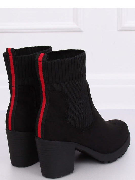 Botine cu toc Inello, Model 135821, Negru - material țesătură organică suede plus  Căptușeală blană  Înălţimea tocului 8 cm Înălţimea platformei 1.5 cm