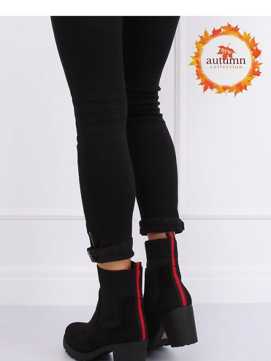 Botine cu toc Inello, Model 135821, Negru - material țesătură organică suede plus  Căptușeală blană  Înălţimea tocului 8 cm Înălţimea platformei 1.5 cm