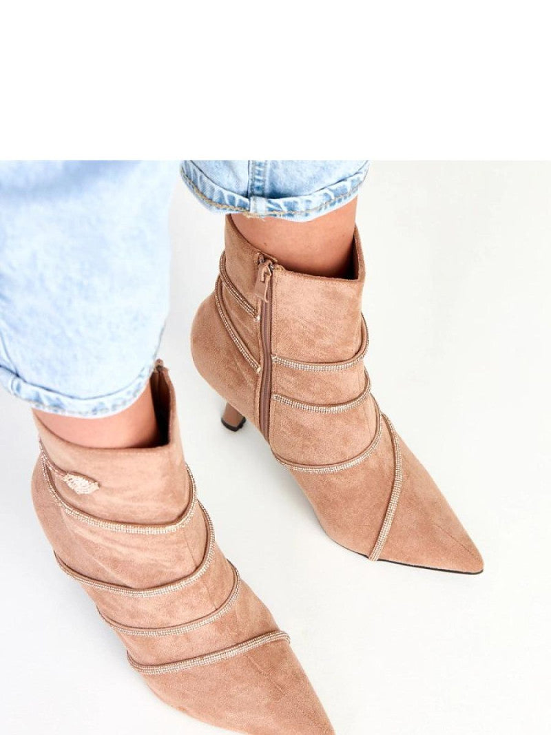 Botine cu toc Solea, Model 217923, Bej - material piele ecologicã din suede  Footbed pânză  Înălţimea carâmbului 15.5 cm Înălţimea tocului 9 cm