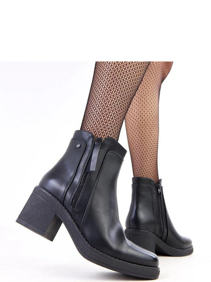 Botine cu toc Solea, Model 218812, Negru - material imitație de piele  Footbed pânză  Înălţimea carâmbului 20 cm Înălţimea tocului 7 cm