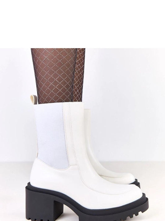 Botine cu toc Solea, Model 219415, Alb - material imitație de piele  Footbed plastic  Înălţimea carâmbului 18 cm Înălţimea tocului 7.5 cm