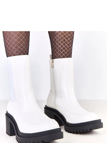 Botine cu toc Solea, Model 219415, Alb - material imitație de piele  Footbed plastic  Înălţimea carâmbului 18 cm Înălţimea tocului 7.5 cm