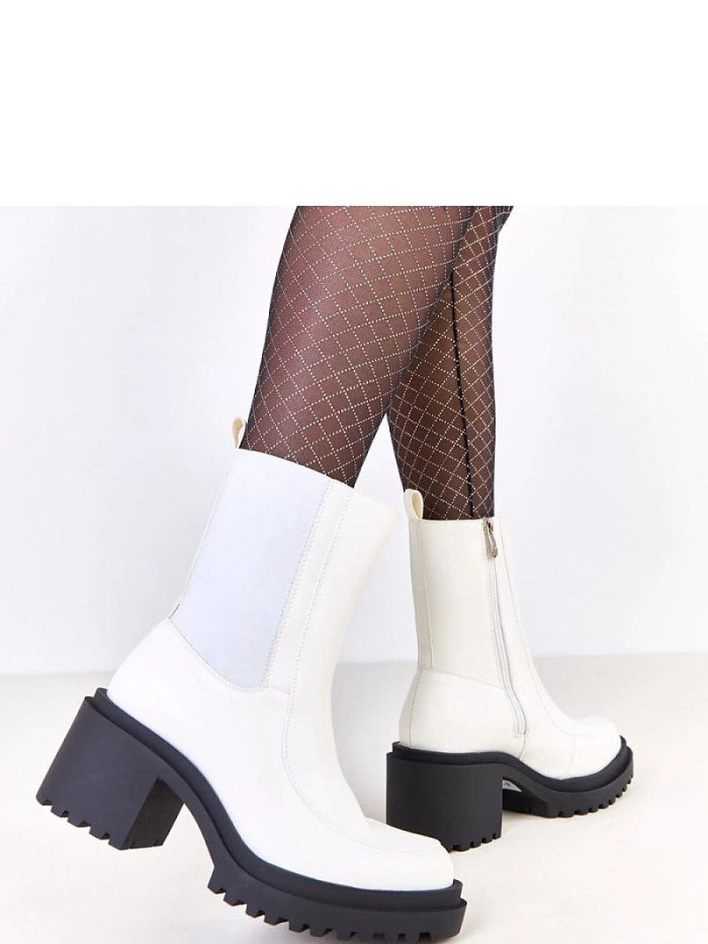 Botine cu toc Solea, Model 219415, Alb - material imitație de piele  Footbed plastic  Înălţimea carâmbului 18 cm Înălţimea tocului 7.5 cm