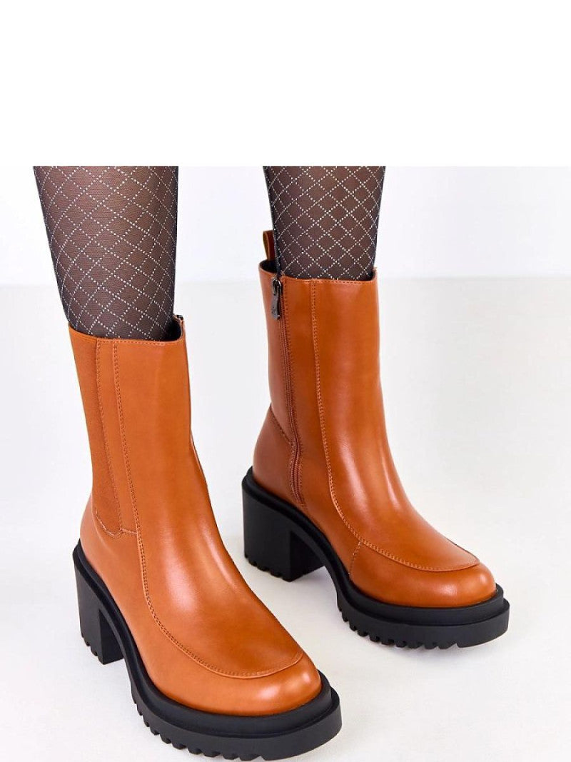 Botine cu toc Solea, Model 219416, Maro - material imitație de piele  Footbed plastic  Înălţimea carâmbului 18 cm Înălţimea tocului 7.5 cm