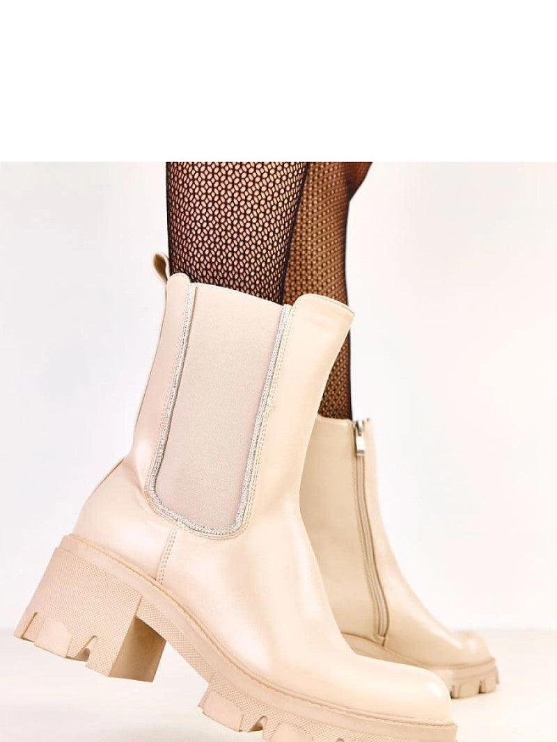 Botine cu toc Solea, Model 219632, Bej - material imitație de piele  Footbed pânză  Înălţimea carâmbului 18 cm Înălţimea tocului 6.5 cm