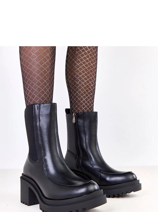 Botine cu toc Solea, Model 219670, Negru - material imitație de piele  Footbed plastic  Înălţimea carâmbului 18 cm Înălţimea tocului 7.5 cm