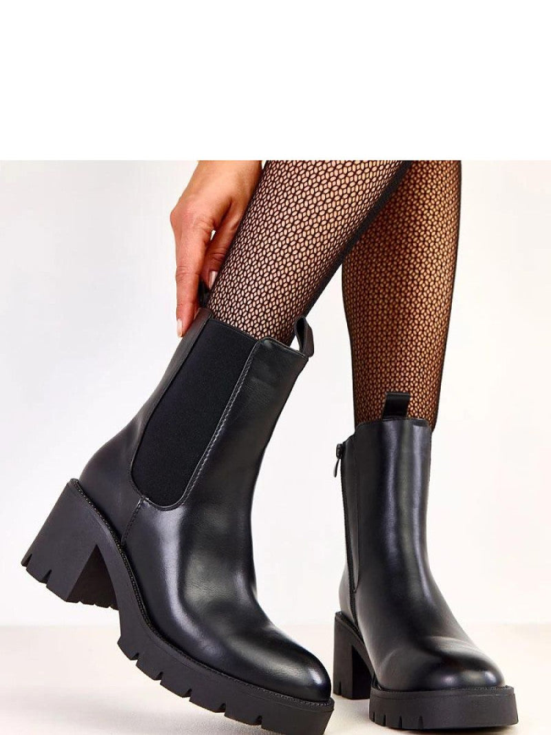 Botine cu toc Solea, Model 219954, Negru - material imitație de piele  Footbed pânză  Înălţimea carâmbului 16 cm Înălţimea tocului 7.5 cm