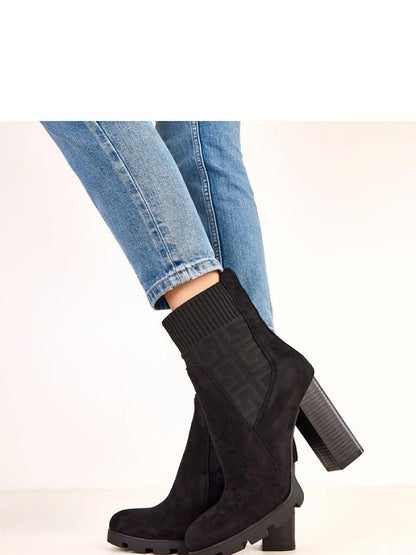 Botine cu toc Solea, Model 220579, Negru - material piele de căprioară ecologică plus țesătură  Footbed pânză  Înălţimea carâmbului 17 cm Înălţimea tocului 11 cm Înălţimea platformei 2 cm