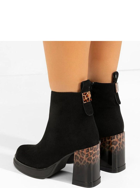 Botine cu toc Solea, Model 222034, Negru - material imitație de piele  Footbed pânză  Înălţimea carâmbului 14 cm Înălţimea tocului 9.5 cm